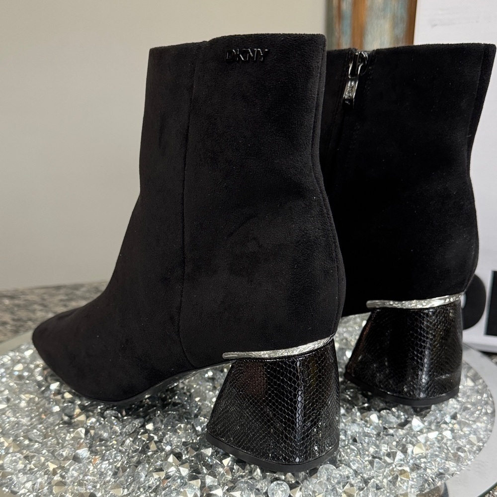 DKNY Black Ankle Booties with Textured Block Heel NEW 9.5 - Picture 10 of 17
